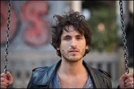 Quelle personne de la famille du chanteur meurt ?