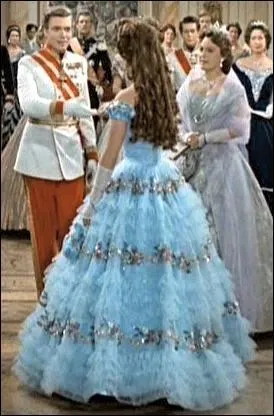 Ce dos, bien que décolleté, ne se montre pas, car il est masqué pour une impressionnante chevelure dont raffolait l'époux de ce personnage. C'est le joli dos de ?