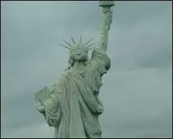 Le dos qu'elle tourne ici sur la photo, comme actuellement peut-on dire, est celui de ?