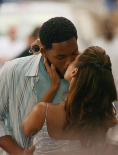 Ce joli dos que cache cette opulente chevelure brune est reconnaissable grâce à l'acteur embrassé ; c'est le joli dos de ?