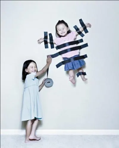 On dira de ceci que c'est de l'humour mérité ? C'est cruel mais c'est drôle ! Il manque un morceau de scotch cependant, où ?