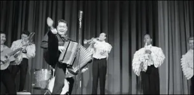 En 1956, sur quelle sc&egrave;ne sera-t-il le seul accord&eacute;oniste &agrave; passer en vedette am&eacute;ricaine pendant trois semaines ?