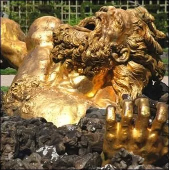 Quand il prendra part à la gigantomachie, il tuera un géant en le recouvrant de fer en fusion. Qui est ce géant ?