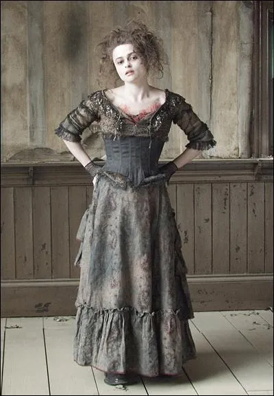 Hormis des cours de chant, pour se préparer à son rôle de Mme Lovett dans "Sweeney Todd : Le Diabolique Barbier de Fleet Street", Helena Bonham Carter a aussi pris des cours de...