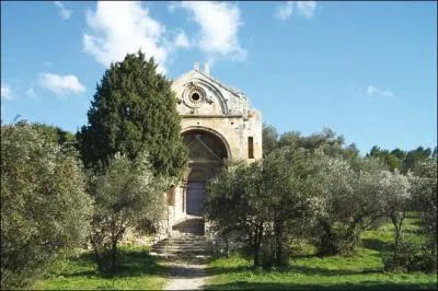 Comment s'appelle cette chapelle que vous pourrez découvrir près de Tarascon dans les Bouches-du-Rhône ?