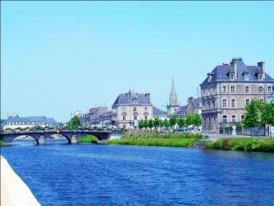 Dans quelle rivière se reflète la ville de Pontivy dans le Morbihan ?