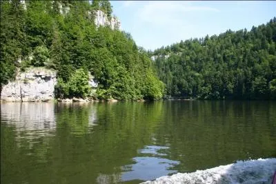 Quel est l'autre nom du lac de Chaillexon que vous aurez l'occasion de découvrir près de Villers-le-Lac dans le département du Doubs ?