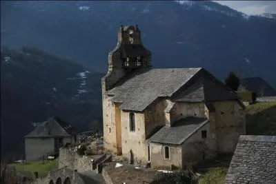 Dans quel département se situe l'admirable petit bourg de Bethmale à la singulière église ?