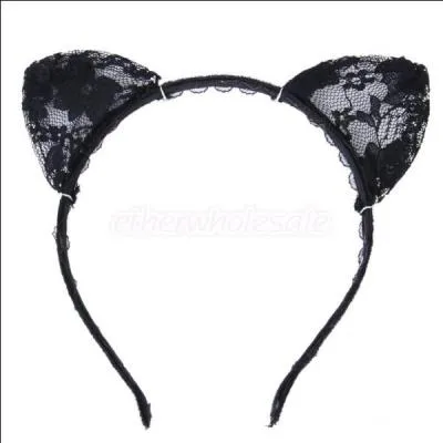 Voici des oreilles de chat en dentelle. Pourquoi ? La star de cette question en porte TOUJOURS ! Une petite robe, une queue de cheval, ses oreilles et la voici partie pour son spectacle ! Ceci est la représentation de quelle vedette ?