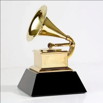 Cette chanteuse est la dixième personne ayant remporté le plus de Grammy Awards, soit 20. Toujours glamour sur les tapis rouges, qui ai-je représenté avec un trophée Grammy ?