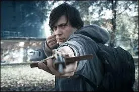 Que lui font avaler de force ses deux harceleurs ?