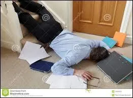 Il '______' blessé en tombant des escaliers.