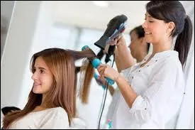 Elle '______' coupé les cheveux.