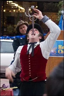 Celui-là, j'ai bien cru qu'il allait se tuer. Quel est son rôle dans le monde du cirque ?