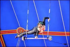 Cette femme est une trapéziste.