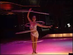 Vous pouvez même pratiquer cela dans les cours de récréation étant plus jeune, il faut un cerceau. Comment s'appelle cette discipline ?