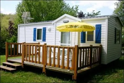 A la fin, du mois d'Août, nous partons trois jours en camping. Nous avons loué un...