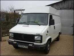 Ces véhicules ont été commercialisés à partir d'octobre 1981 concurrençant le Renault Trafic. Quelle est sa marque ?