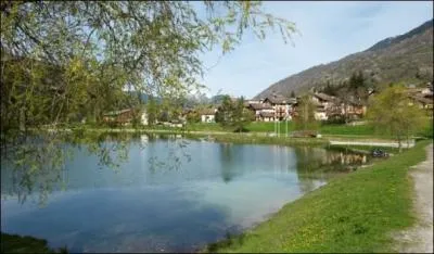 Quel département ne touche pas celui de la Savoie ?