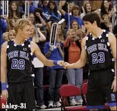 Qui sont les deux personnages principaux de la série qui sont aussi frères ( de la saison 1 à la saison 6) ?