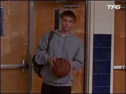 Dans quelle saison Lucas intègre-t-il l'équipe de basket du lycée ?