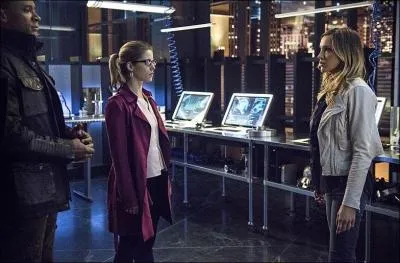 Qui est le premier à savoir son identité secrète parmi ces trois personnes ?