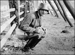 Le "Blitzkrieg" est une stratégie militaire offensive employée par l'armée du IIIe Reich durant la Seconde Guerre mondiale. Elle visait à obtenir une victoire décisive et sans appel en faisant l'usage massif et combiné des forces aériennes et terrestres. Le terme "Blitzkrieg" se traduit littéralement par :