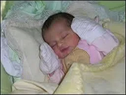 Est-ce normal que ma fille de 9 mois fasse, en dormant, des mouvements rythmés étranges comme se taper le front sur le matelas, se balancer ou frapper l'oreiller de la main en cadence ?