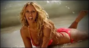 En 2011, Loona nous chante une chanson intitulée "Vamos a la Playa". Traduisez ce titre en français.