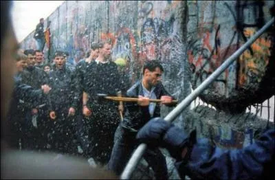 Le 9 novembre 1989, cet évènement est le symbole de la fin de la Guerre froide.