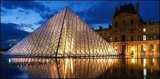 Le musée du Louvre est situé dans le 1er arrondissement de Paris.
