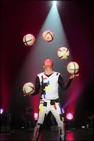 Vous pouvez voir cet homme dans un cirque, c'est un...