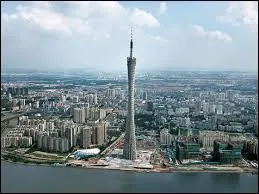 Combien d'habitants compte Canton ?