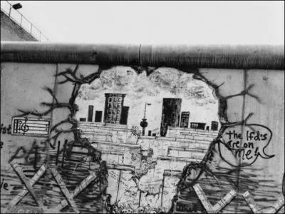 Mais depuis la chute du "Mur de la honte", il n'en reste plus en Europe. Quel est votre avis ?