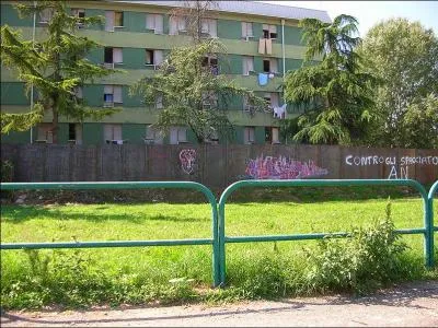 Dans ce pays inventeur du mot "ghetto" fut érigé un mur d'acier en 2006 : en Italie, certes, mais dans quelle ville ?