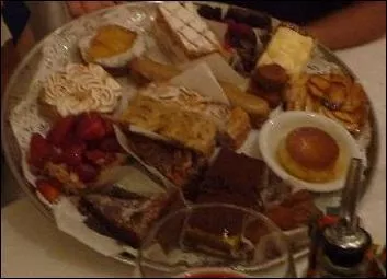 Je vous sers un plat de desserts pour terminer.
Est-ce que je parle du contenant ou du contenu ?