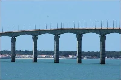 Combien de voies de circulation offre le tablier de l'ouvrage ?