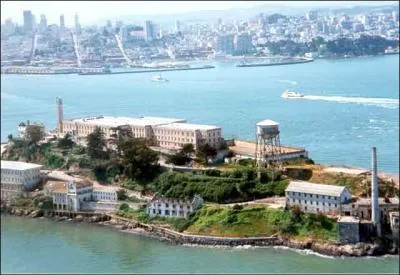 Durant quelle période la Forteresse se trouvant sur l'île d'Alcatraz a-t-elle servie de prison fédérale ?