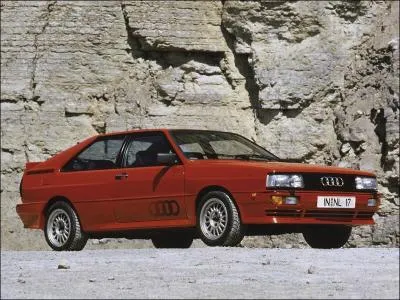 Quelle est cette vieille voiture ?