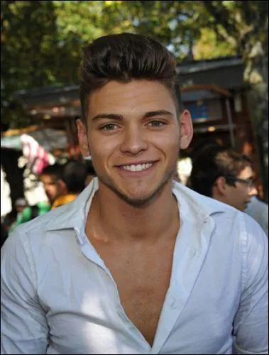 Avec qui prépare-t-il une chanson ?