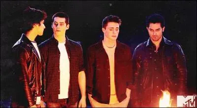 Je suis le fils adoptif de Mme Whittemore et je suis le Kanima, qui suis-je ?