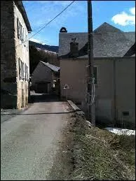 Tout petit village midi-pyrénéen de 18 habitants, en Bigorre, Cazaux-Dabat se situe dans le département ...