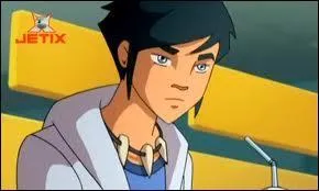 Comment se nomme l'équipe qui a contacté Micro-Ice pour participer au tournoi ?