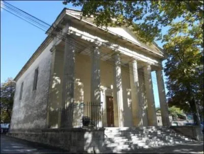 La petite ville de Quissac où vous verrez un temple du plus pur style néoclassique 1830 est une ville du département :