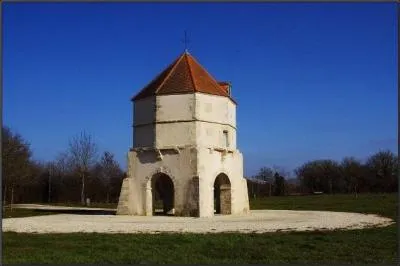Dans quel département est située la ville de Sauzé-Vaussais ?