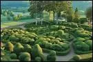 Les jardins suspendus de Marqueyssac sont un haut-lieu du romantisme à la française. Sur 120 ha, on trouve plus de 150 000 buis habilement taillés, typique des aménagements sous Napoléon III ...