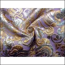 Observez ce tissu, rehaussé de dessins brochés d'or et d'argent, et donnez-moi son nom :