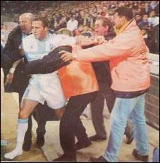 Qu'arrive-t-il à Djamel Belmadi sur cette photo ?