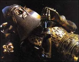 Durant cette bataille se révèle Edouard, le Prince Noir, surnommé ainsi à cause de son armure qui est de cette couleur. Quel est le lien de parenté avec Edouard III ?