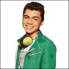 Quelle est la couleur des yeux de Deuce Martinez ?